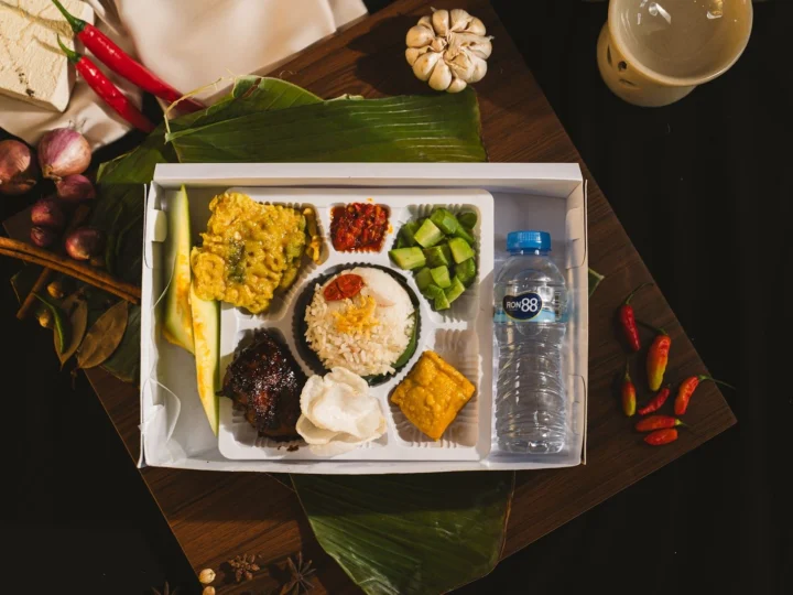 Nasi Liwet Ayam Bakar Saji Box Premium dari atas