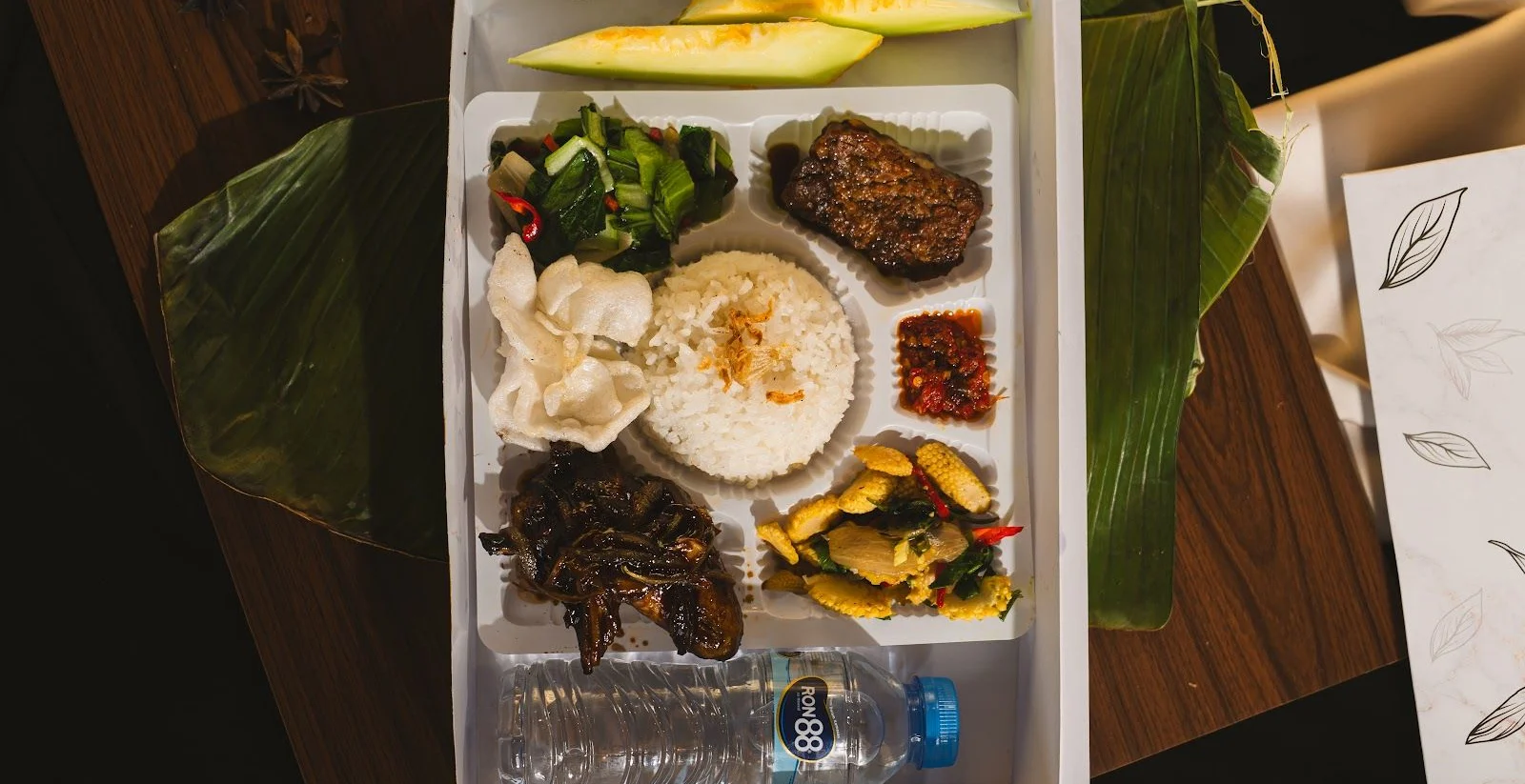Saji Box Premium nasi box lengkap dari atas