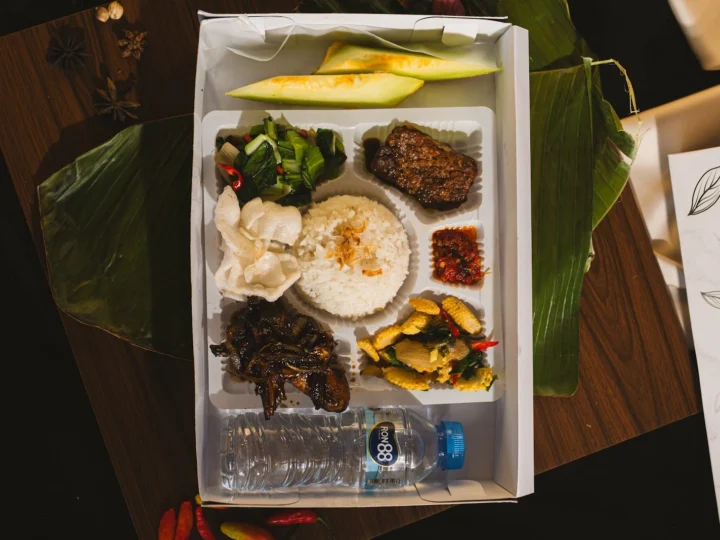 Saji Box Premium nasi box lengkap dari atas
