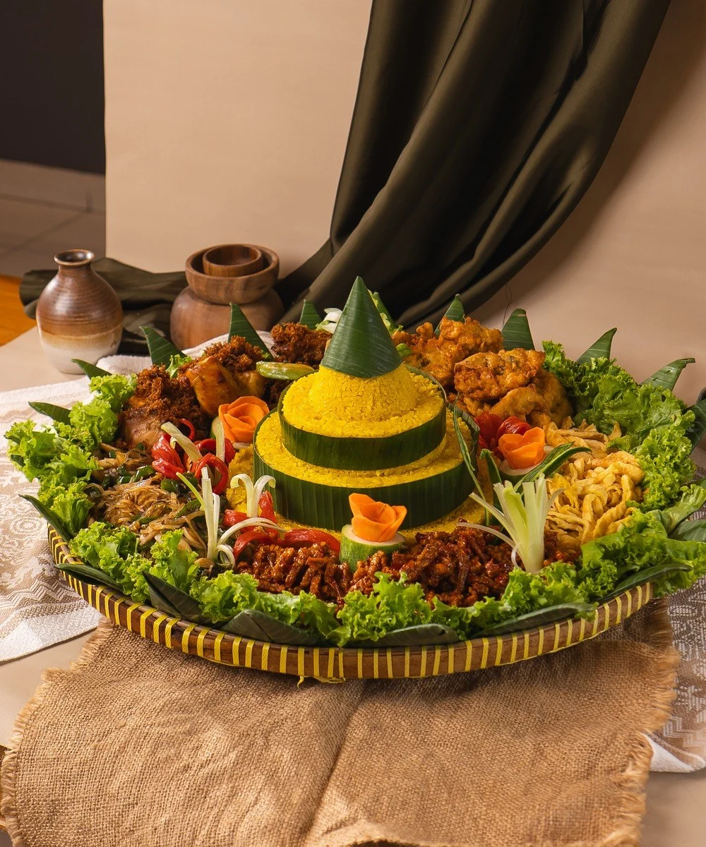 Tumpeng Nasi Kuning — Saji Tumpeng