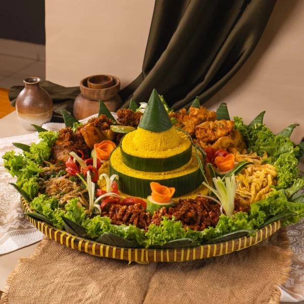 Tumpeng Nasi Kuning — Saji Tumpeng