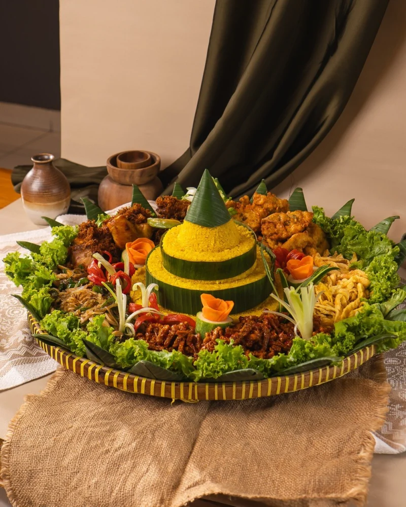 Tumpeng Nasi Kuning — Saji Tumpeng